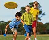 kids playing frisbee