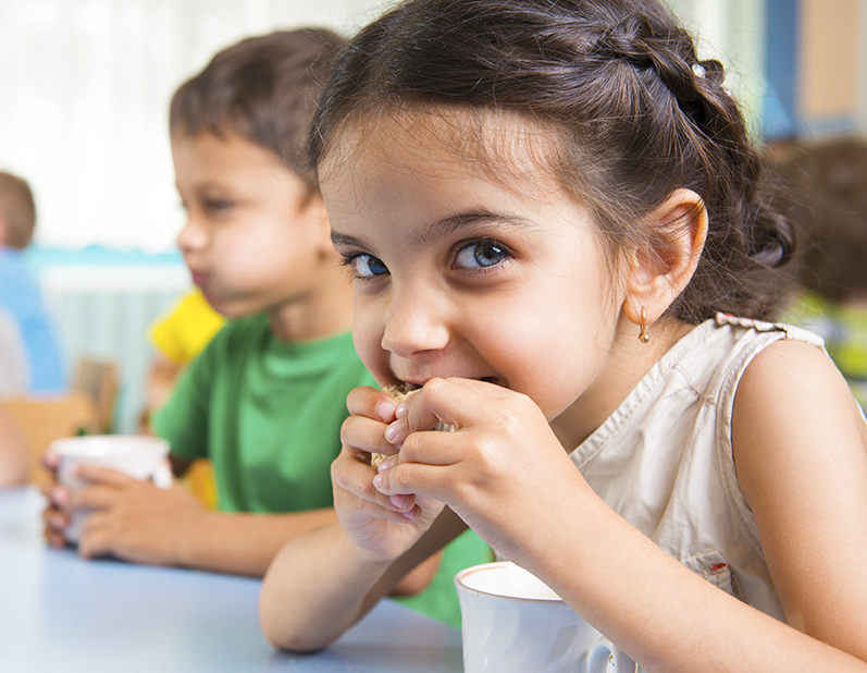 preschoolers eating snacks